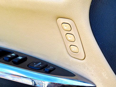 Used 2017 Toyota Avalon Limited image 21