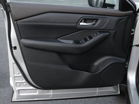 Used 2023 Nissan Rogue SV w/ SV Premium B Package image 16