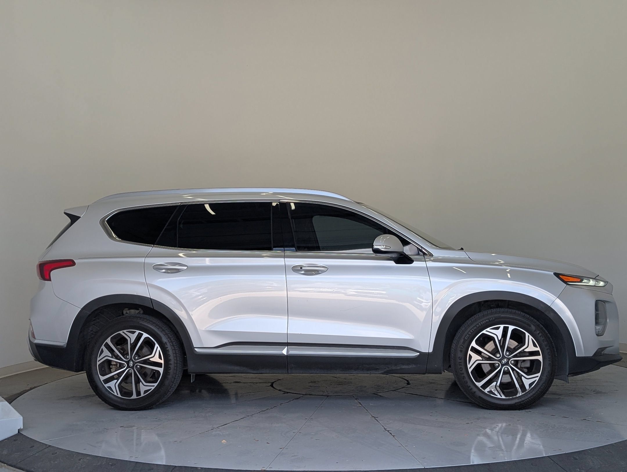 Used 2019 Hyundai Santa Fe Limited FWD image 2