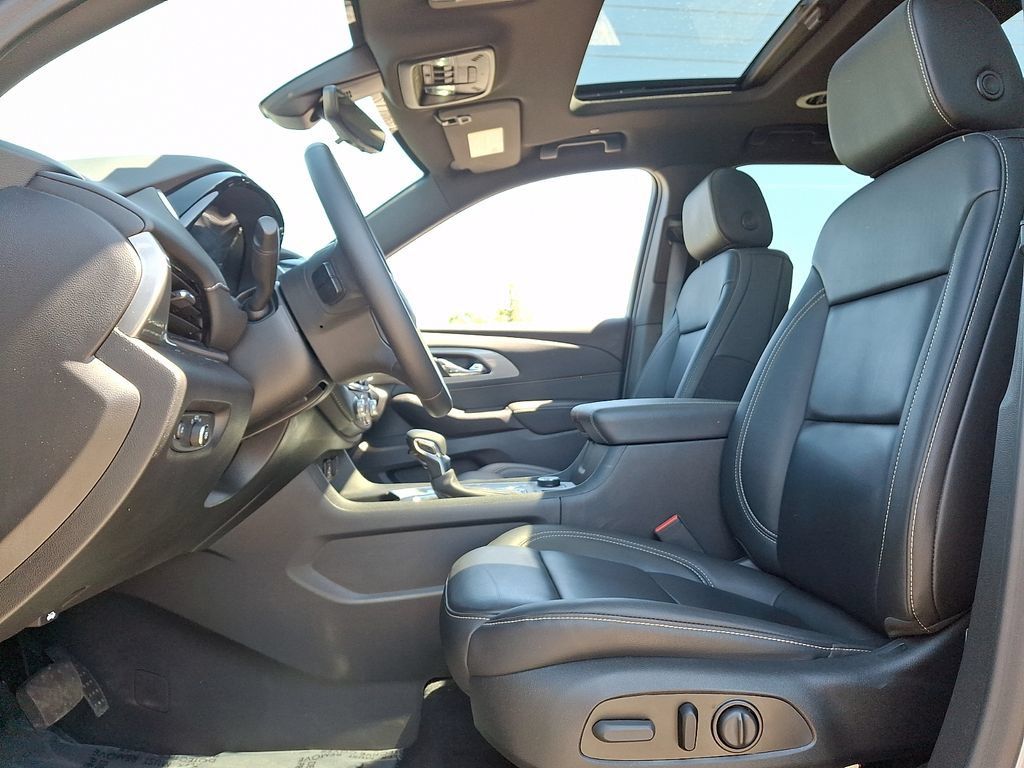 Used 2023 Chevrolet Traverse LT w/ LT Premium Package AWD/4WD image 14