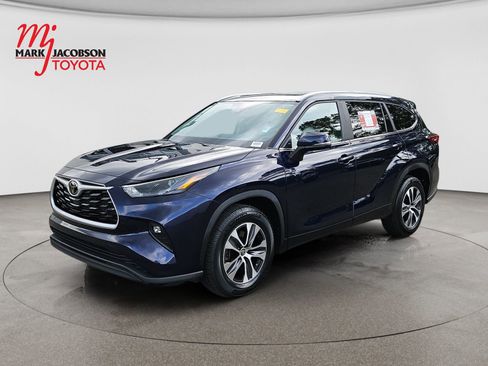Used 2023 Toyota Highlander XLE FWD image 1