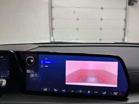 Used 2025 Chevrolet Traverse LT FWD image 34