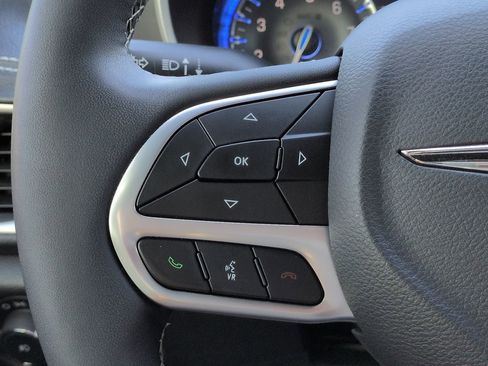 Used 2025 Chrysler Pacifica Select image 23