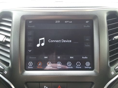 Used 2020 Jeep Cherokee Trailhawk w/ Cold Weather Group AWD/4WD image 22