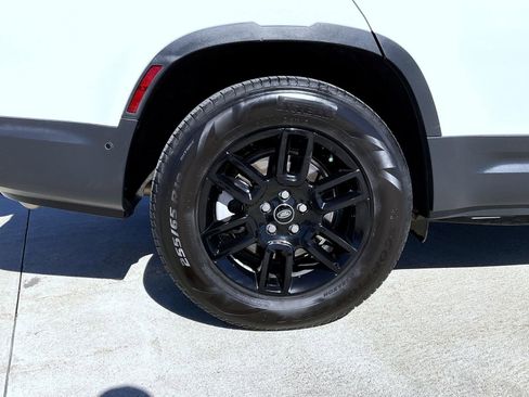 Used 2023 Land Rover Defender 130 SE image 24