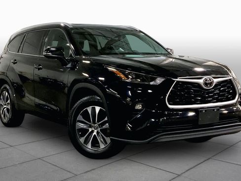 Used 2022 Toyota Highlander XLE AWD/4WD image 3