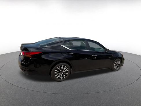 Used 2025 Nissan Altima 2.5 SV FWD image 15