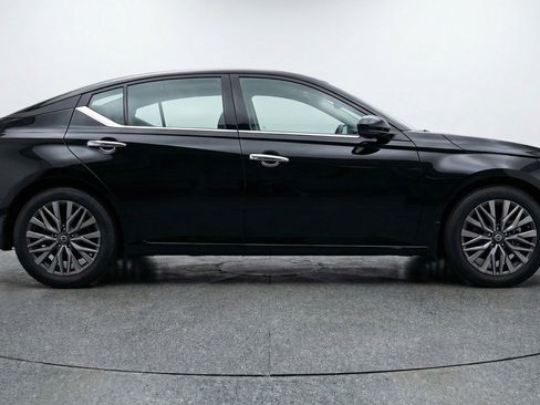 Used 2025 Nissan Altima 2.5 SV image 11