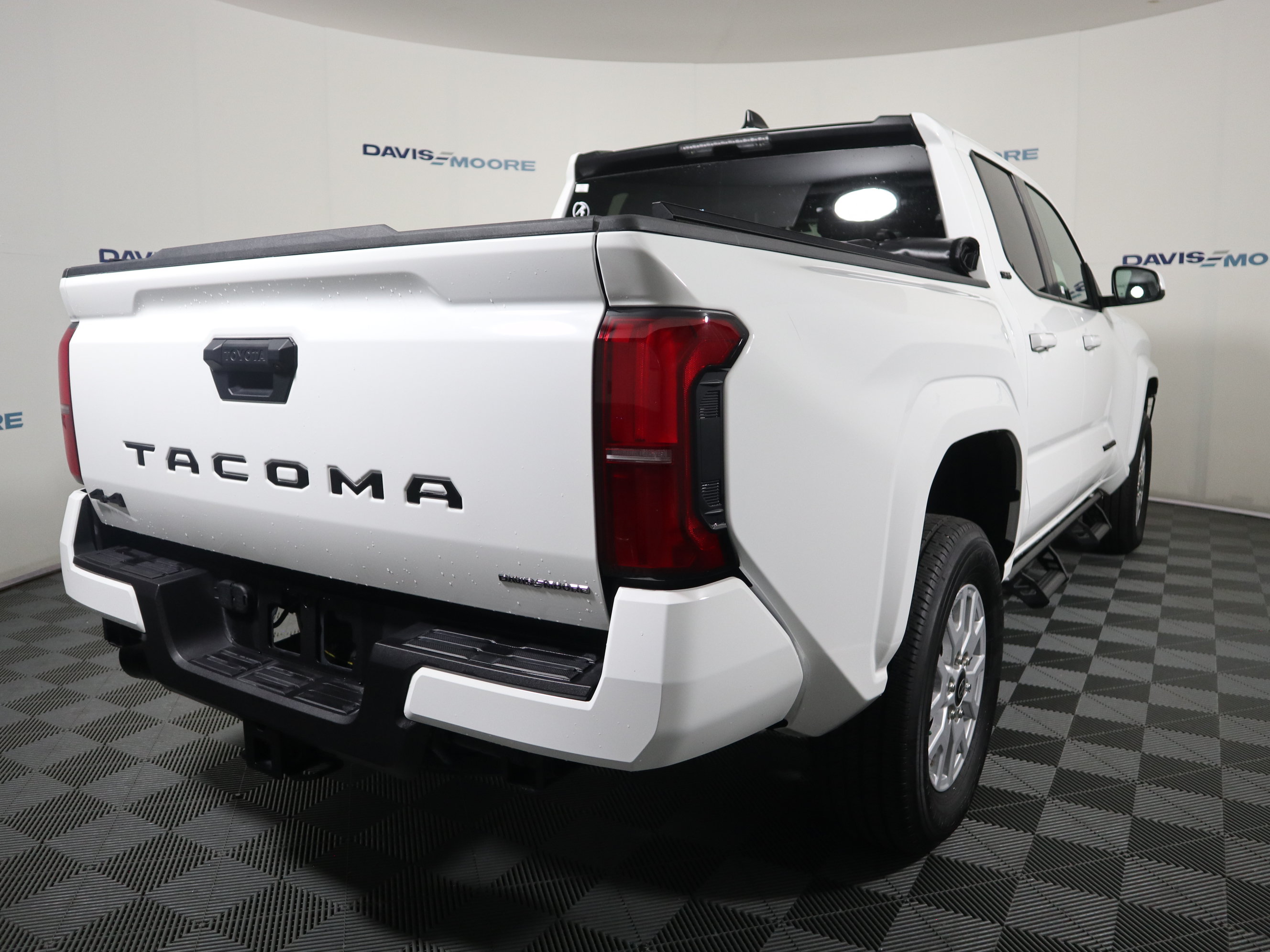 Used 2025 Toyota Tacoma SR5 AWD/4WD image 5