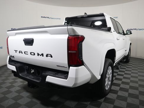 Used 2025 Toyota Tacoma SR5 AWD/4WD image 5