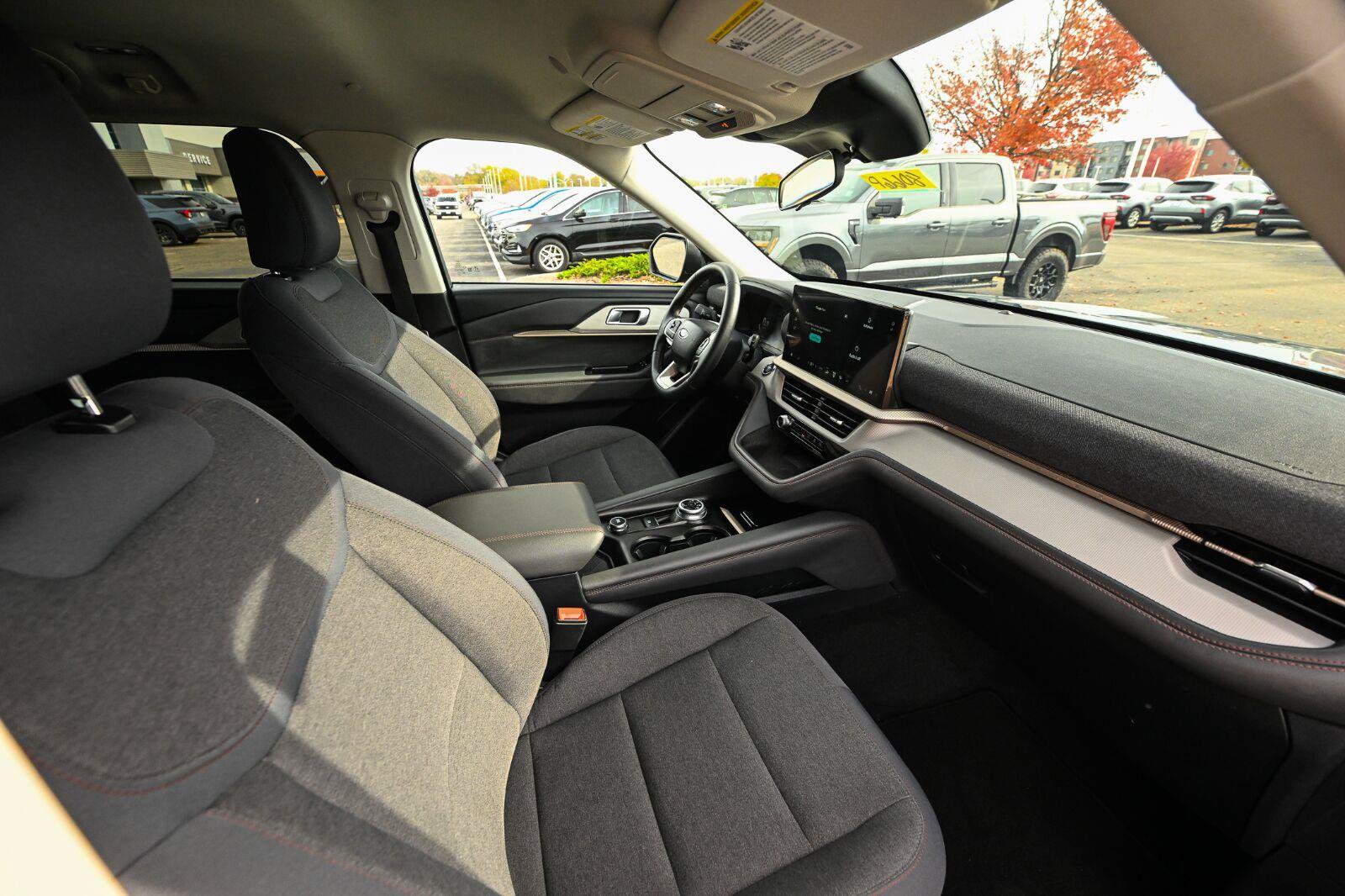 Used 2025 Ford Explorer Active AWD/4WD image 34