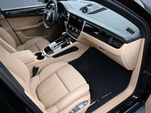Certified 2026 Porsche Macan AWD/4WD image 32