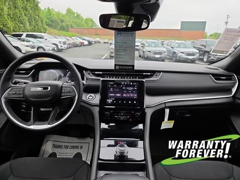 Used 2024 Jeep Grand Cherokee Laredo w/ Luxury Tech Group I AWD/4WD image 10