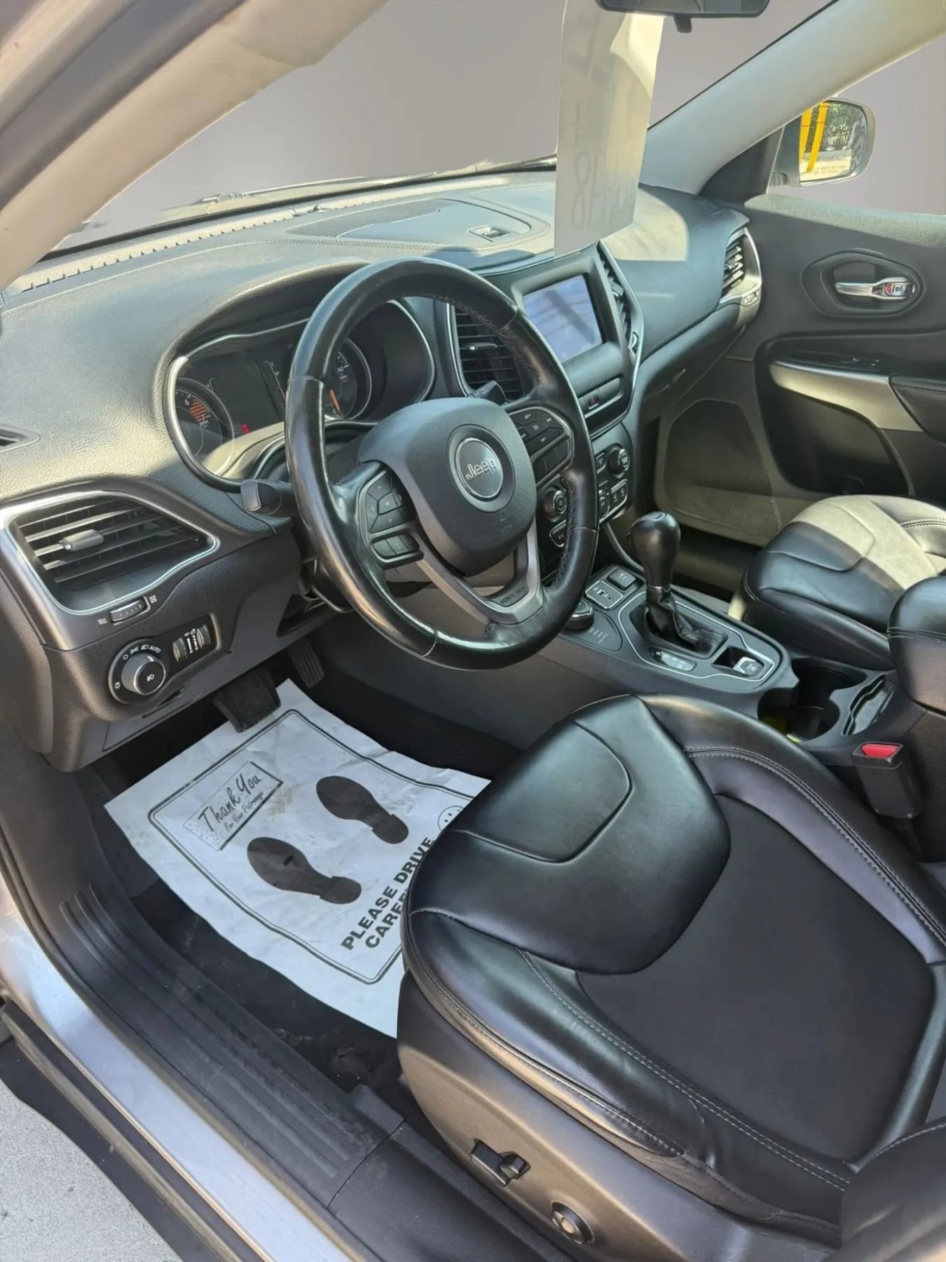 Used 2019 Jeep Cherokee Latitude Plus w/ Cold Weather Group AWD/4WD image 15