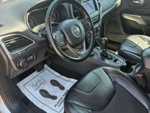 Used 2019 Jeep Cherokee Latitude Plus w/ Cold Weather Group AWD/4WD image 15