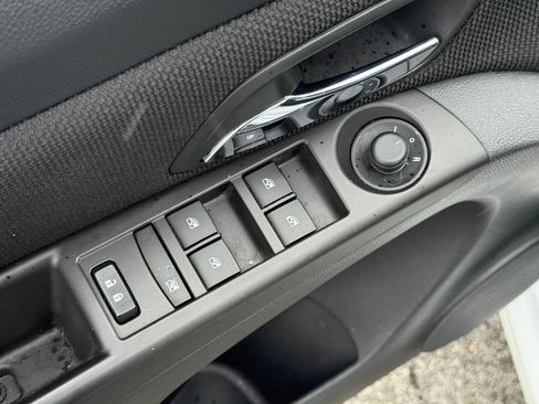 Used 2016 Chevrolet Cruze LT image 17