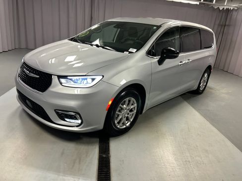 Used 2024 Chrysler Pacifica Touring-L FWD image 3