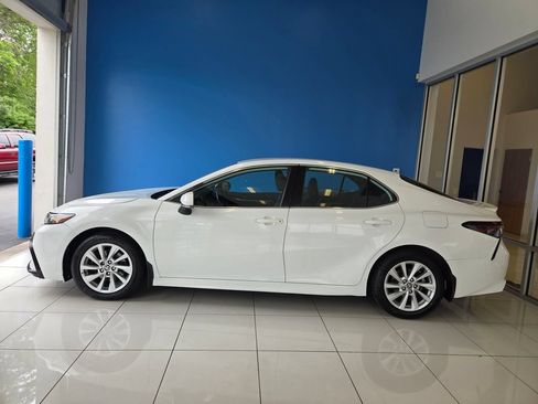 Used 2023 Toyota Camry SE FWD image 4