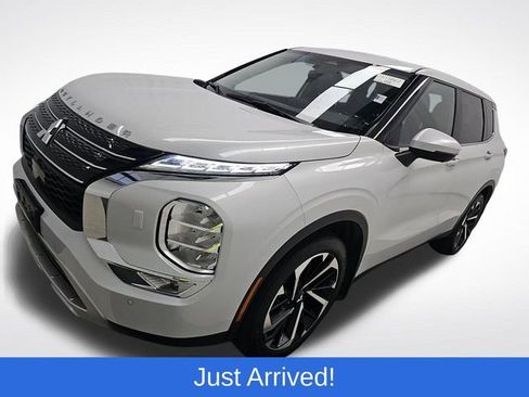 Used 2023 Mitsubishi Outlander SE image 1