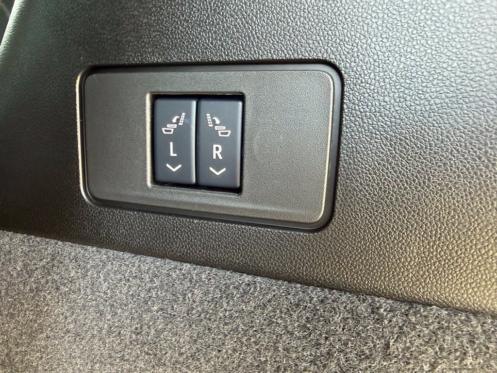 Used 2025 Cadillac XT6 Luxury FWD image 34