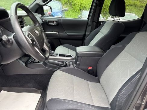 Used 2021 Toyota Tacoma TRD Sport w/ Technology Package AWD/4WD image 11
