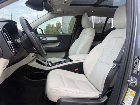 Used 2019 Volvo XC40 T5 Momentum image 10