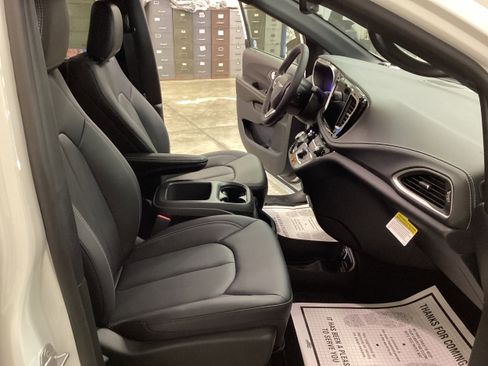 New 2026 Chrysler Pacifica Select image 33