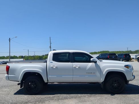 Used 2022 Toyota Tacoma SR5 w/ Technology Package image 2