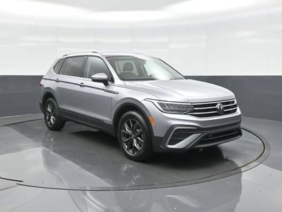 Used 2023 Volkswagen Tiguan SE w/ Panoramic Sunroof Package