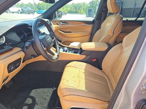 Certified 2025 Jeep Grand Cherokee Summit AWD/4WD image 7