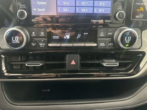 Used 2020 Toyota Highlander LE AWD/4WD image 17