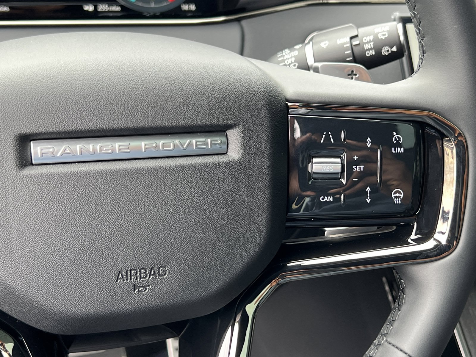New 2025 Land Rover Range Rover Evoque Dynamic SE AWD/4WD image 28