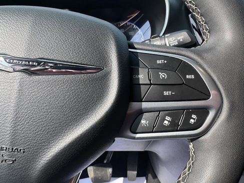 Used 2025 Chrysler Pacifica Select FWD image 13