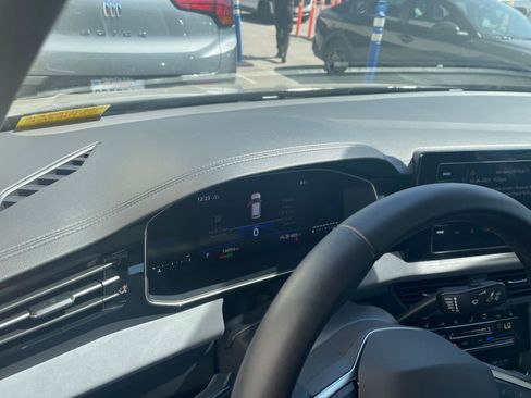 Used 2025 Volkswagen Jetta SE image 35