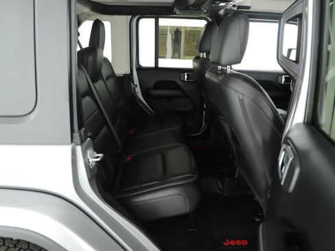 Used 2018 Jeep Wrangler Unlimited Sahara image 14