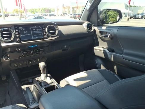 Used 2022 Toyota Tacoma TRD Off-Road w/ Technology Package RWD image 9
