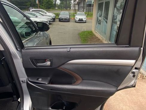 Used 2014 Toyota Highlander XLE image 15