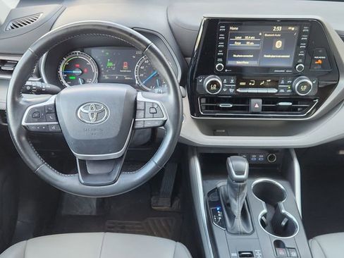 Used 2022 Toyota Highlander XLE image 27