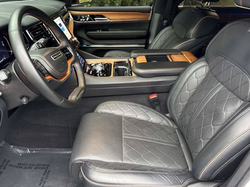 Used 2023 Jeep Grand Wagoneer Series III AWD/4WD image 16