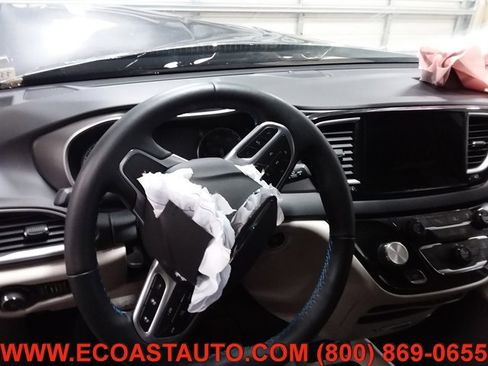 Used 2021 Chrysler Pacifica Touring-L image 10