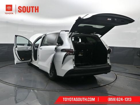 Used 2025 Toyota Sienna XLE FWD image 61