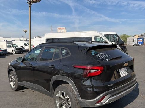 Used 2025 Chevrolet Trax LT w/ LT Convenience Package image 8