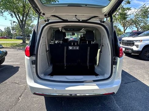 Used 2020 Chrysler Pacifica Limited w/ Advanced Safetytec Group FWD image 13