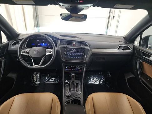Used 2023 Volkswagen Tiguan SE w/ Panoramic Sunroof Package image 30