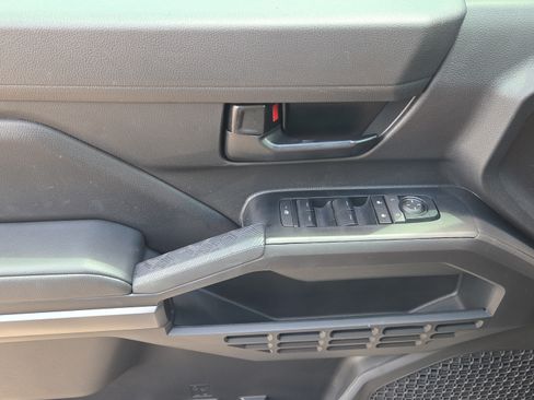 Certified 2025 Toyota Tacoma SR5 AWD/4WD image 16