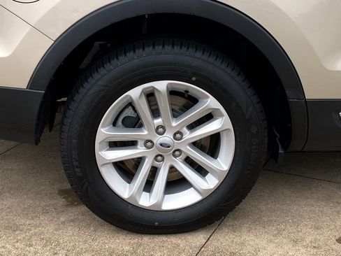 Used 2017 Ford Explorer XLT w/ Equipment Group 202A FWD image 8