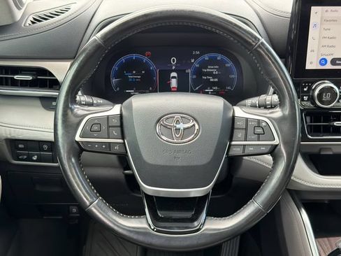 Used 2023 Toyota Highlander Limited FWD image 24