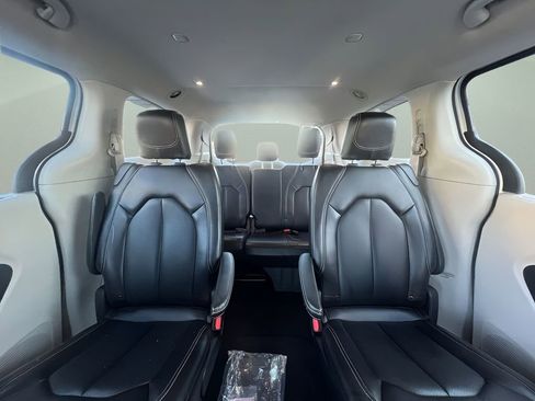 Used 2023 Chrysler Pacifica Touring-L image 18