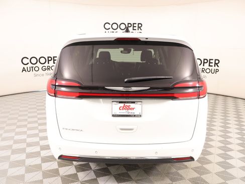 Used 2023 Chrysler Pacifica Touring-L FWD image 22