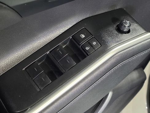 Used 2023 Toyota Highlander XLE FWD image 22